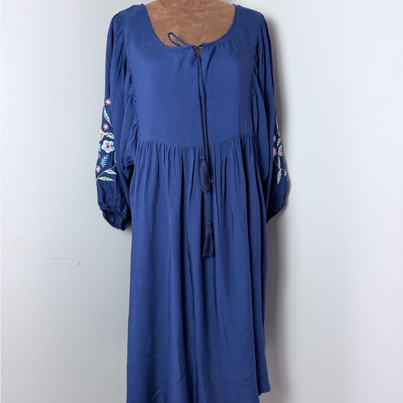 new directions Dresses & Skirts - NWT New Directions Navy Dress with Floral Embroidery